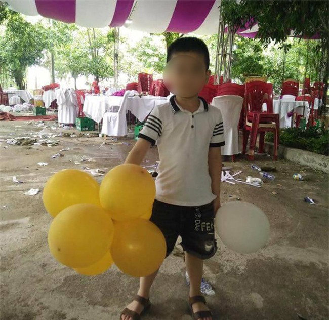 Vụ bé trai mất tích ở Quảng Bình: Chúng tôi không thể ngờ bé lại tử vong dưới hồ nước rất gần nhà - Ảnh 1.