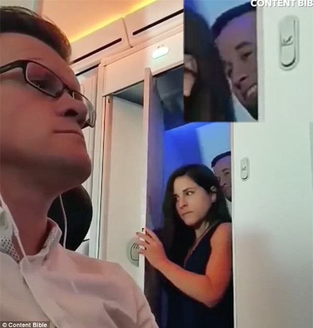 Cặp đôi mờ ám bị quay video cùng bước ra từ toilet máy bay, biểu cảm của anh chàng khiến ai cũng cười ngất - Ảnh 2.