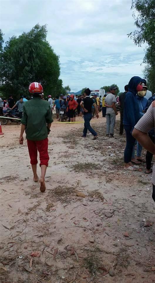 Người thân nghi bé trai 6 tuổi được phát hiện dưới ao cách nhà 2km bị sát hại - Ảnh 1.