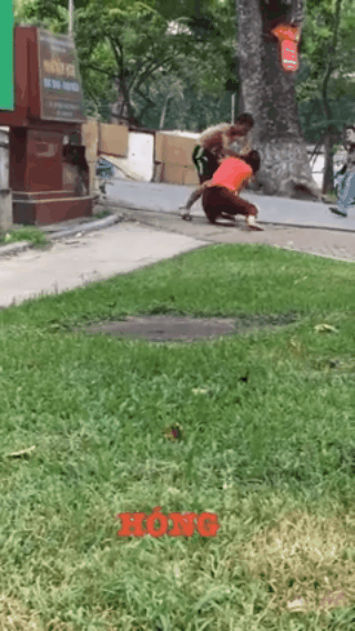 Hà Nội: Bị chồng túm cổ đánh giữa phố, người vợ bóp của quý của chồng để chạy thoát - Ảnh 1.