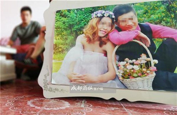 treo anh cuoi trong phong ngu suot 2 nam, cap doi moi bang hoang phat hien su that phia sau do - 1