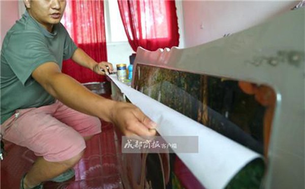 treo anh cuoi trong phong ngu suot 2 nam, cap doi moi bang hoang phat hien su that phia sau do - 3