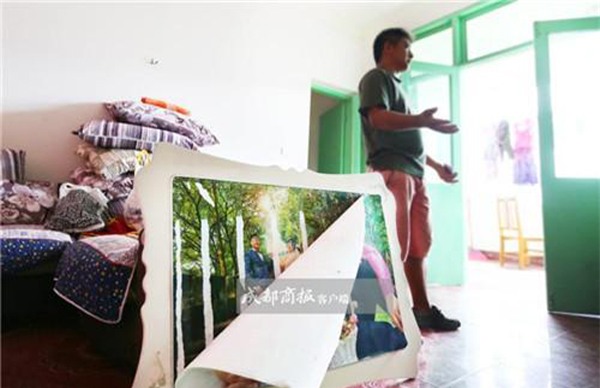 treo anh cuoi trong phong ngu suot 2 nam, cap doi moi bang hoang phat hien su that phia sau do - 4