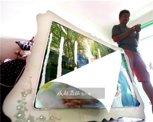 treo anh cuoi trong phong ngu suot 2 nam, cap doi moi bang hoang phat hien su that phia sau do - 5