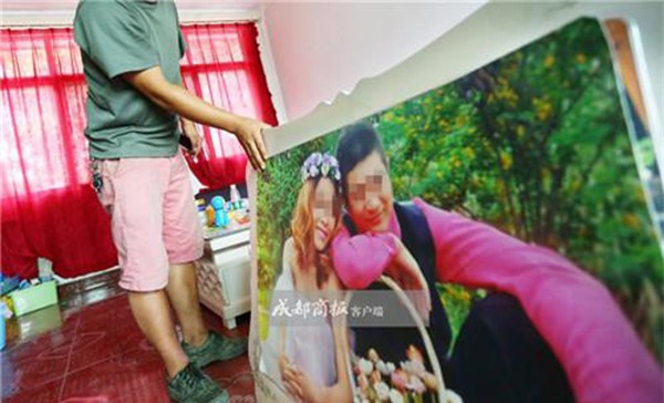treo anh cuoi trong phong ngu suot 2 nam, cap doi moi bang hoang phat hien su that phia sau do - 6