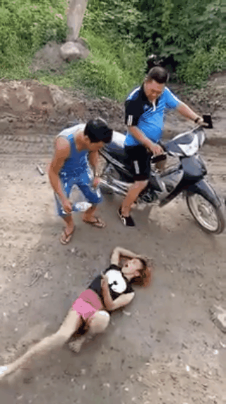 Cô gái nằm quằn quại giữa đường nghi bị ảo giác do sử dụng ma túy đá - Ảnh 1.