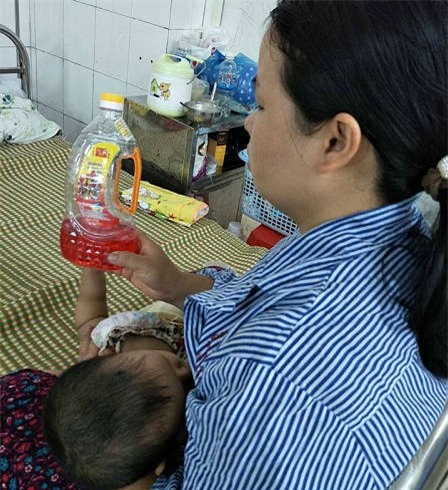 nham chai dau hoa la nuoc ngot, be 16 thang tuoi bi ngo doc phai nhap vien cap cuu - 1