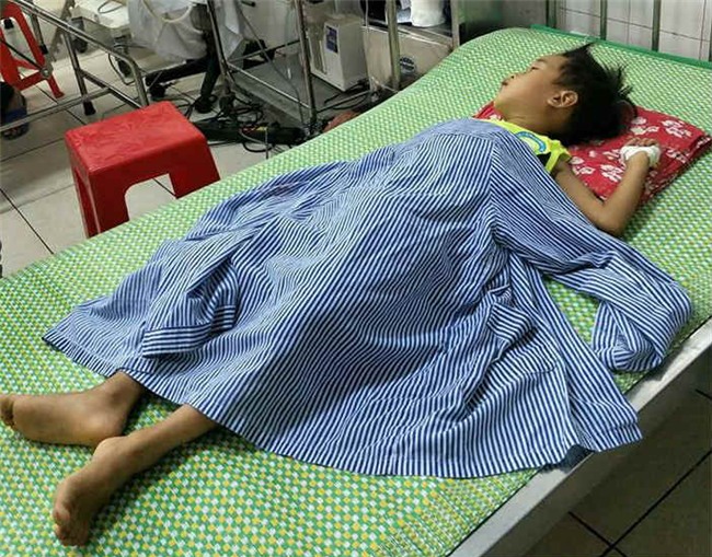 nham chai dau hoa la nuoc ngot, be 16 thang tuoi bi ngo doc phai nhap vien cap cuu - 2