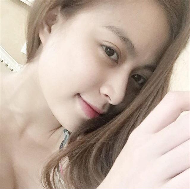 my nhan khoe anh trong phong ngu: hoang thuy linh