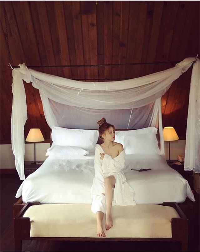 my nhan khoe anh trong phong ngu: hoang thuy linh 