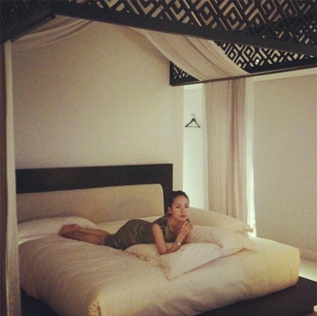 my nhan khoe anh trong phong ngu: hoang thuy linh 