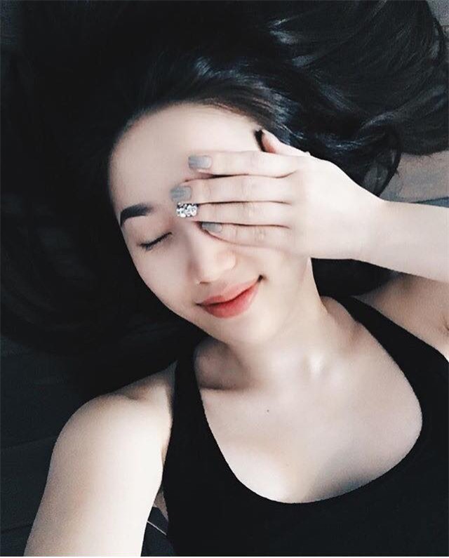 my nhan khoe anh trong phong ngu: hoang thuy linh