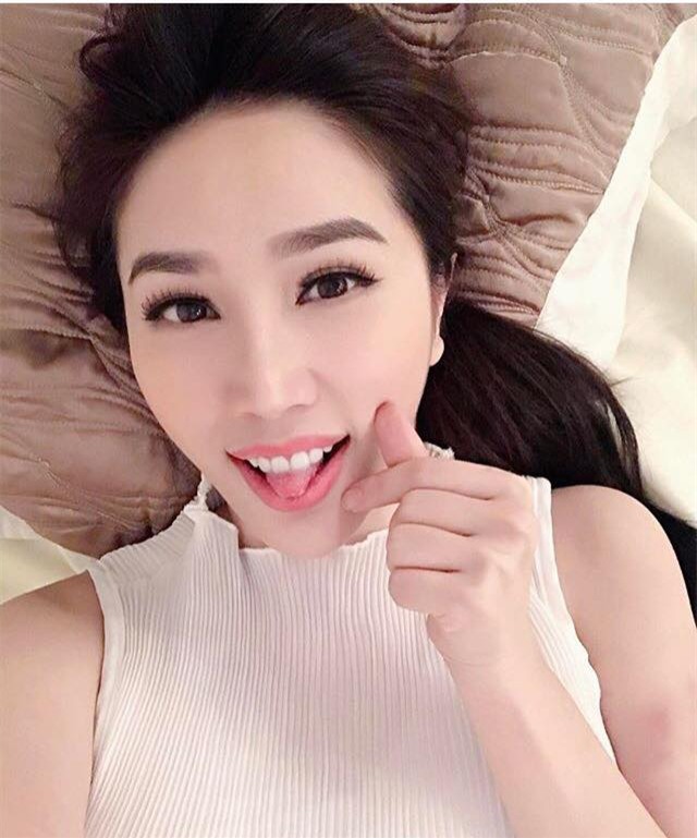 my nhan khoe anh trong phong ngu: hoang thuy linh