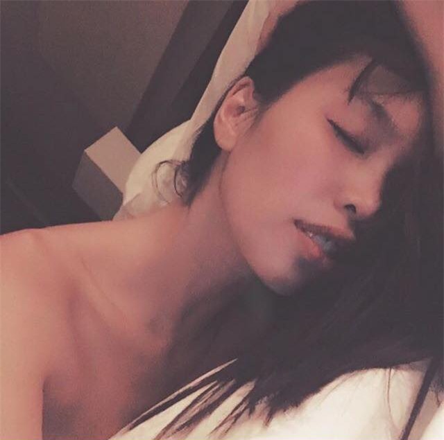 my nhan khoe anh trong phong ngu: hoang thuy linh