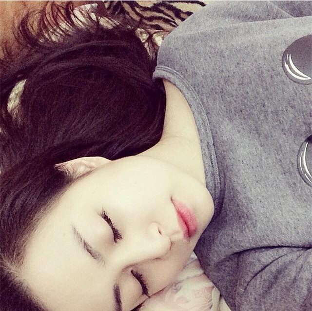 my nhan khoe anh trong phong ngu: hoang thuy linh