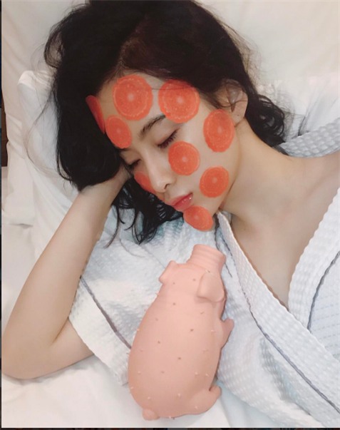 my nhan khoe anh trong phong ngu: hoang thuy linh 