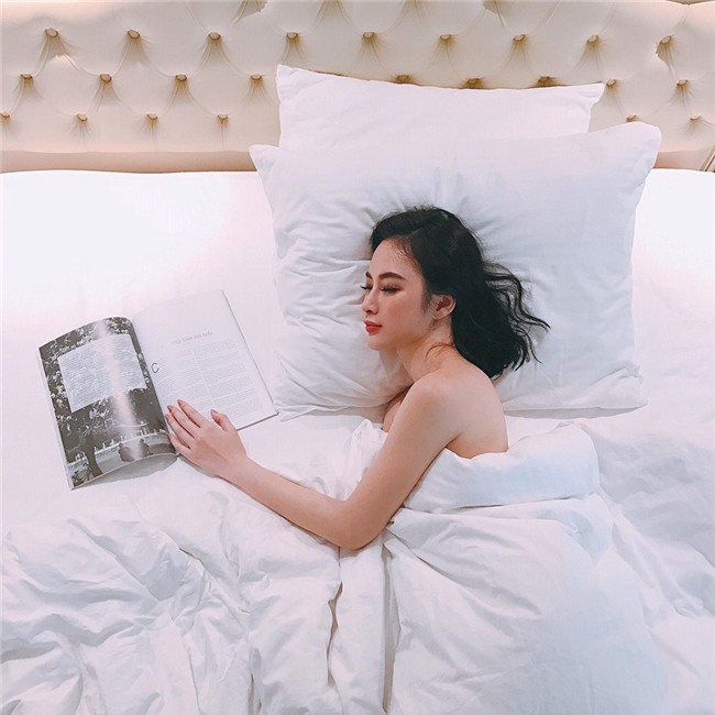 my nhan khoe anh trong phong ngu: hoang thuy linh