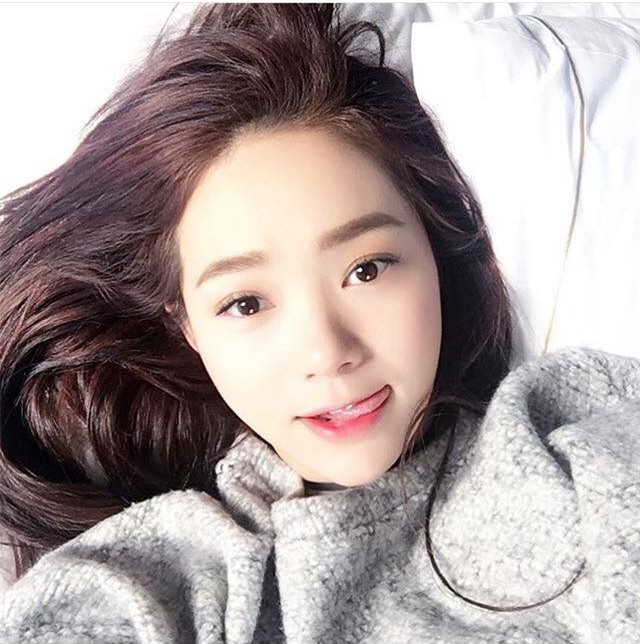 my nhan khoe anh trong phong ngu: hoang thuy linh