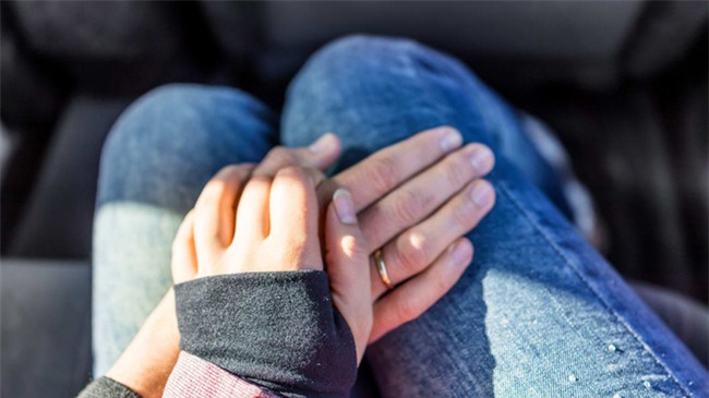 Khi đàn ông đặt tay lên đùi một người phụ nữ, bạn có biết họ nghĩ gì không? - Ảnh 2.