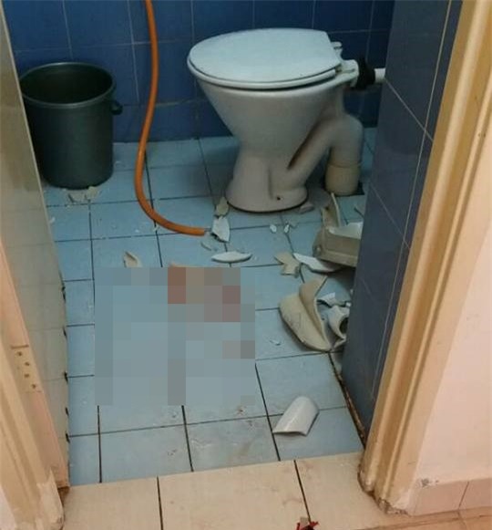 Để 2 con một mình trong nhà tắm, cha mẹ không ngờ thảm kịch đã xảy ra - Ảnh 1.