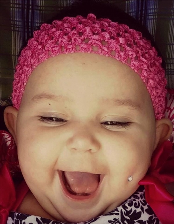 Bất chấp ‘gạch đá’ dư luận, bà mẹ trẻ vẫn up ảnh xỏ khuyên mặt cho con gái 1 tuổi với thông điệp… - Ảnh 1.