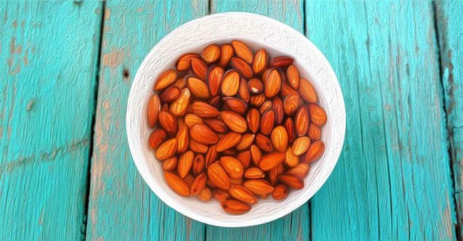 Ngâm hạnh nhân trước khi ăn và những lợi ích bất ngờ - Ảnh 1.