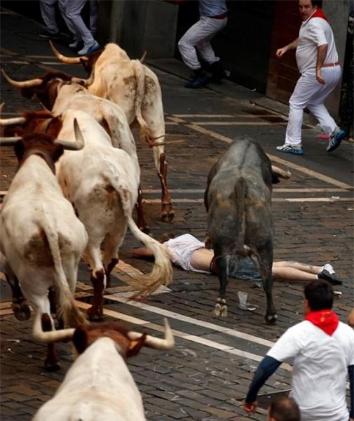 Tây Ban Nha: Hàng loạt du khách bị húc trọng thương trong lễ hội bò tót - Ảnh 2.