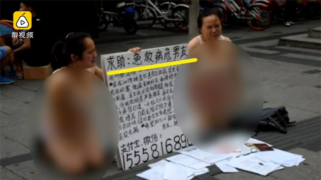 Để có tiền cho bạn trai mắc bệnh máu trắng điều trị, cô gái trẻ mặc nội y quỳ gối giữa đường cầu cứu - Ảnh 1.