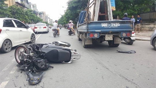 Tông trực diện xe tải, nam thanh niên đi SH bị thương nặng - Ảnh 1.