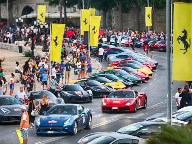 Hàng trăm siêu xe Ferrari diễu hành tại quê nhà Italia - 1