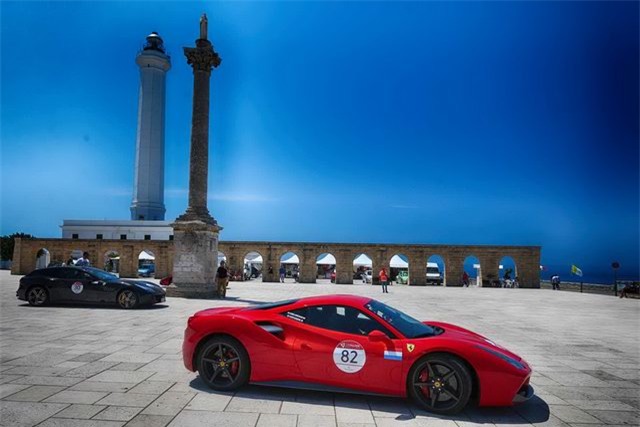 Hàng trăm siêu xe Ferrari diễu hành tại quê nhà Italia - 11