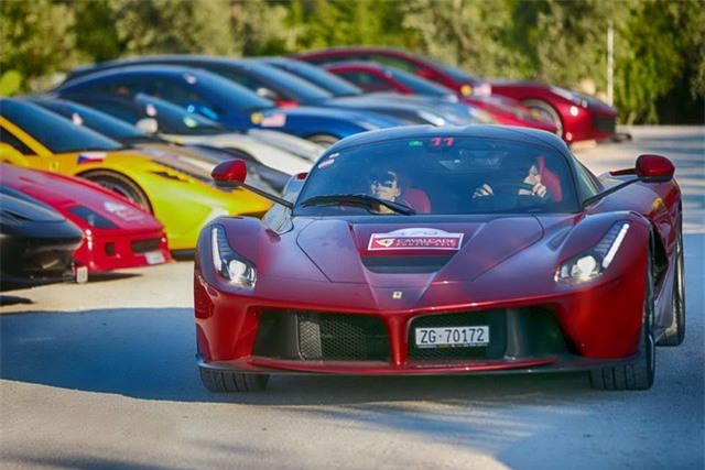 Hàng trăm siêu xe Ferrari diễu hành tại quê nhà Italia - 3