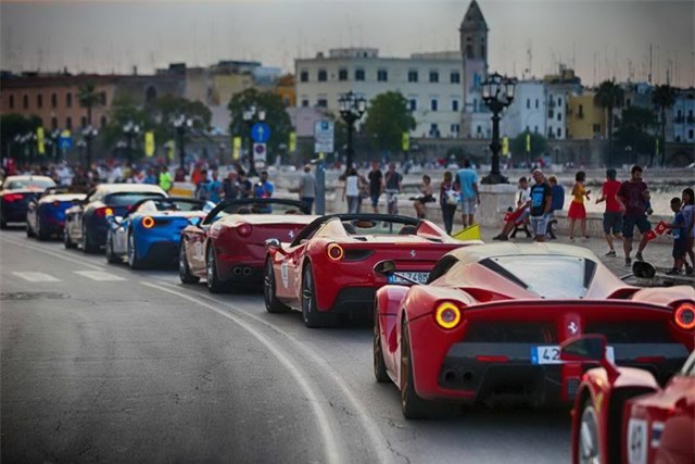 Hàng trăm siêu xe Ferrari diễu hành tại quê nhà Italia - 4