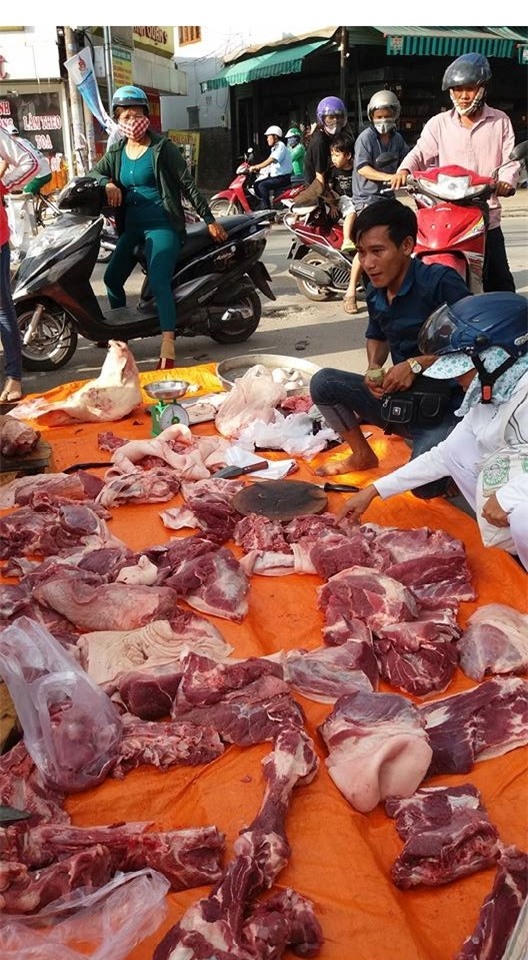 Thit heo 100.000 dong 3 kg ban khap Sai Gon hinh anh 2