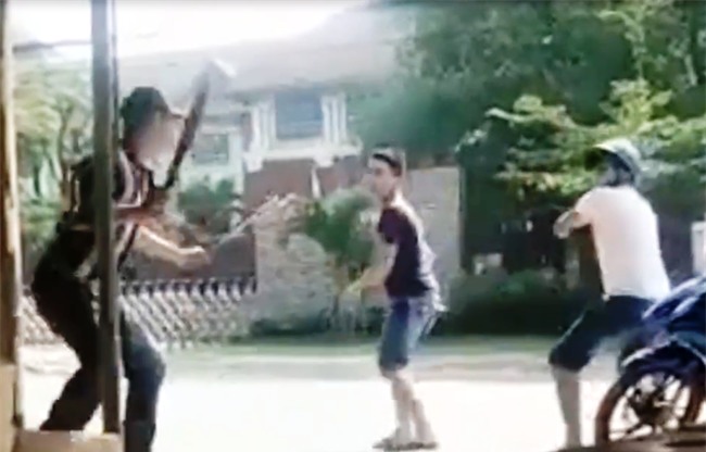 Hẹn nhau quyết chiến vì gái, nam thanh niên bị chém gục - Ảnh 2.