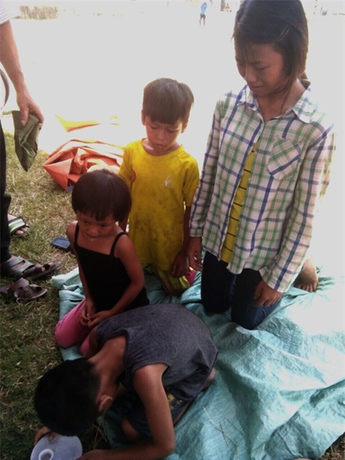 Bàng hoàng phát hiện người phụ nữ chết bên vệ đường - Ảnh 1.