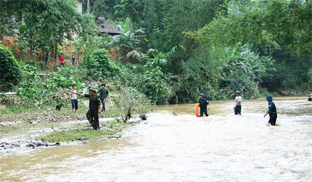 Sau hơn một ngày đêm tìm kiếm, lực lượng chức năng đã tìm thấy thi thể cháu Lý Hải Phong trong vụ gia đình bị lũ cuốn trôi cả xe ô tô.