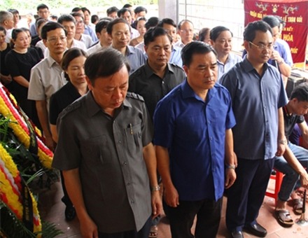 Ông Bùi Xuân Hoà, Phó Bí thư Tỉnh uỷ Thái Nguyên (đứng giữa hàng đầu), cùng lãnh đạo tỉnh Thái Nguyên đến chia buồn cùng gia đình nạn nhân Lý Hải Lân.
