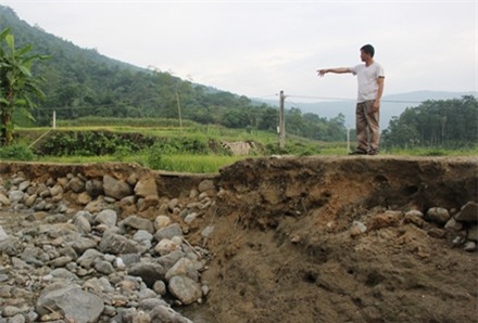 Một đoạn đường bị sạt lở do nước lũ tại xóm Nà Chú, xã Linh Thông (Định Hóa, Thái Nguyên).