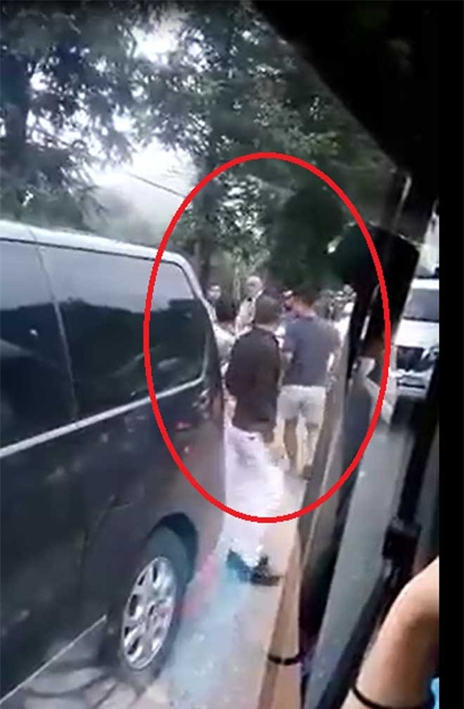 va cham giao thong, “ong tay” xuong xe “1 choi 5” voi doi thu hinh anh 1