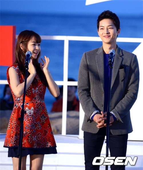 Cả thế giới ra đây mà xem, hoá ra Song Joong Ki vẫn luôn phân biệt đối xử Song Hye Kyo với các diễn viên nữ khác - Ảnh 11.