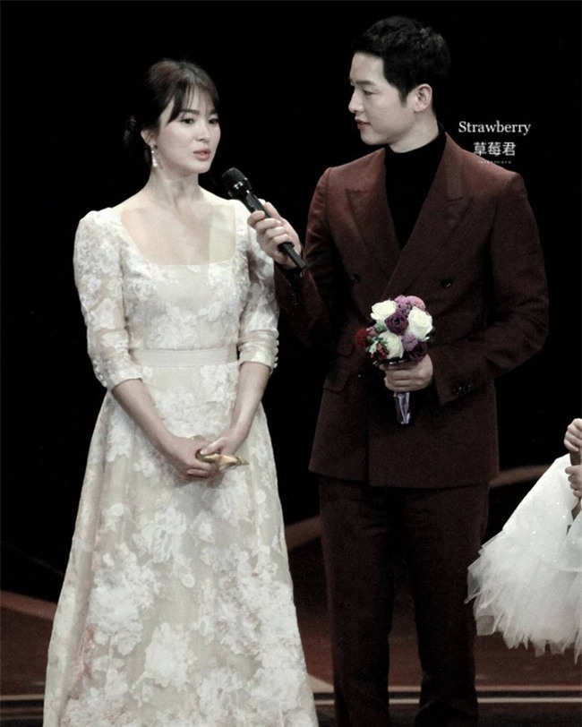 Cả thế giới ra đây mà xem, hoá ra Song Joong Ki vẫn luôn phân biệt đối xử Song Hye Kyo với các diễn viên nữ khác - Ảnh 17.