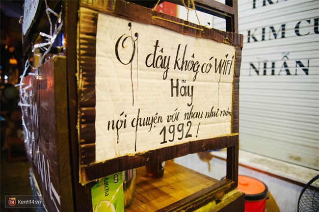 Giữa Hà Nội, có một quán cafe đang gây sốt vì tấm biển hiệu Ở đây không có wifi, hãy nói chuyện với nhau như năm 1992! - Ảnh 1.