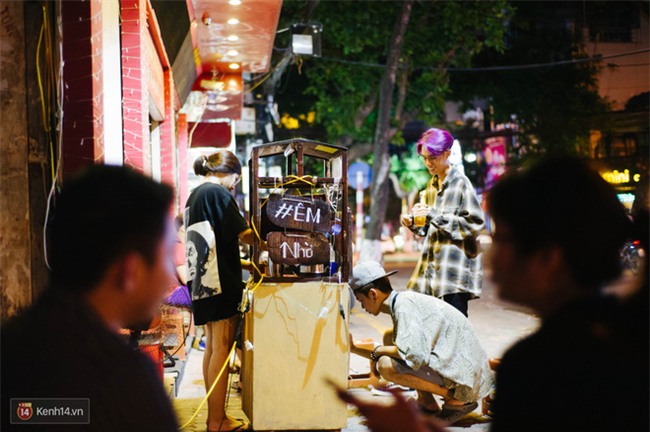 Giữa Hà Nội, có một quán cafe đang gây sốt vì tấm biển hiệu Ở đây không có wifi, hãy nói chuyện với nhau như năm 1992! - Ảnh 12.
