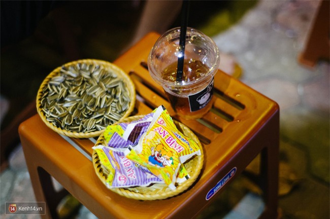 Giữa Hà Nội, có một quán cafe đang gây sốt vì tấm biển hiệu Ở đây không có wifi, hãy nói chuyện với nhau như năm 1992! - Ảnh 16.