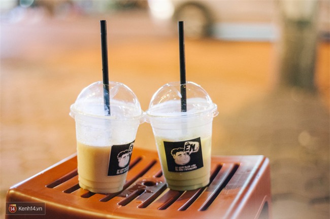 Giữa Hà Nội, có một quán cafe đang gây sốt vì tấm biển hiệu Ở đây không có wifi, hãy nói chuyện với nhau như năm 1992! - Ảnh 3.