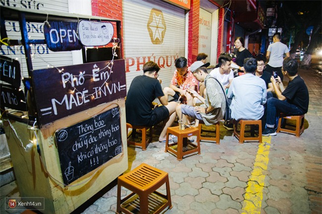 Giữa Hà Nội, có một quán cafe đang gây sốt vì tấm biển hiệu Ở đây không có wifi, hãy nói chuyện với nhau như năm 1992! - Ảnh 5.