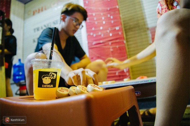 Giữa Hà Nội, có một quán cafe đang gây sốt vì tấm biển hiệu Ở đây không có wifi, hãy nói chuyện với nhau như năm 1992! - Ảnh 6.