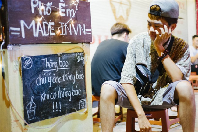 Giữa Hà Nội, có một quán cafe đang gây sốt vì tấm biển hiệu Ở đây không có wifi, hãy nói chuyện với nhau như năm 1992! - Ảnh 7.