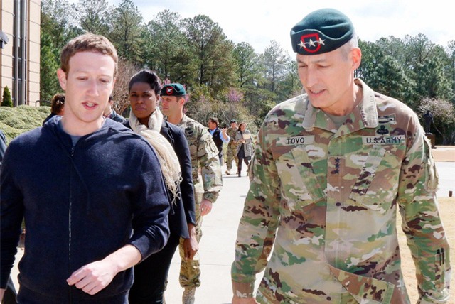Zuckerberg cũng thăm căn cứ quân sự Fort Bragg ở bang North Carolina, nơi ông đã gặp gỡ với Tổng chỉ huy của đội đặc nhiệm.